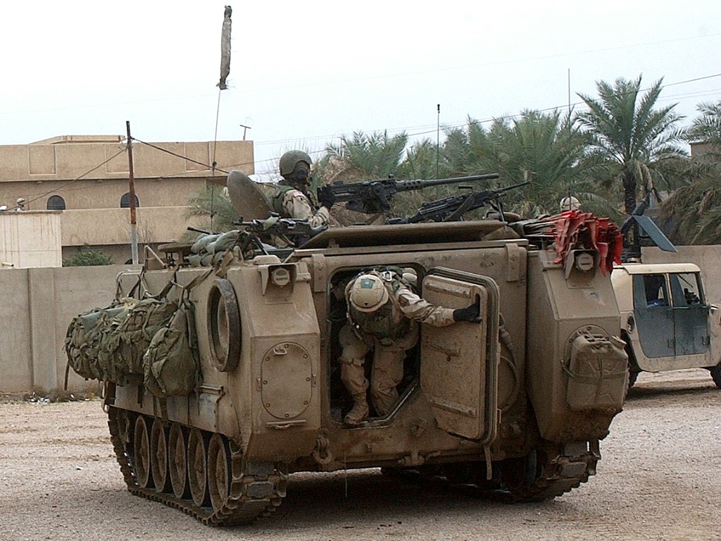 http://www.inetres.com/gp/military/cv/inf/M113/M113_iraq1.jpg