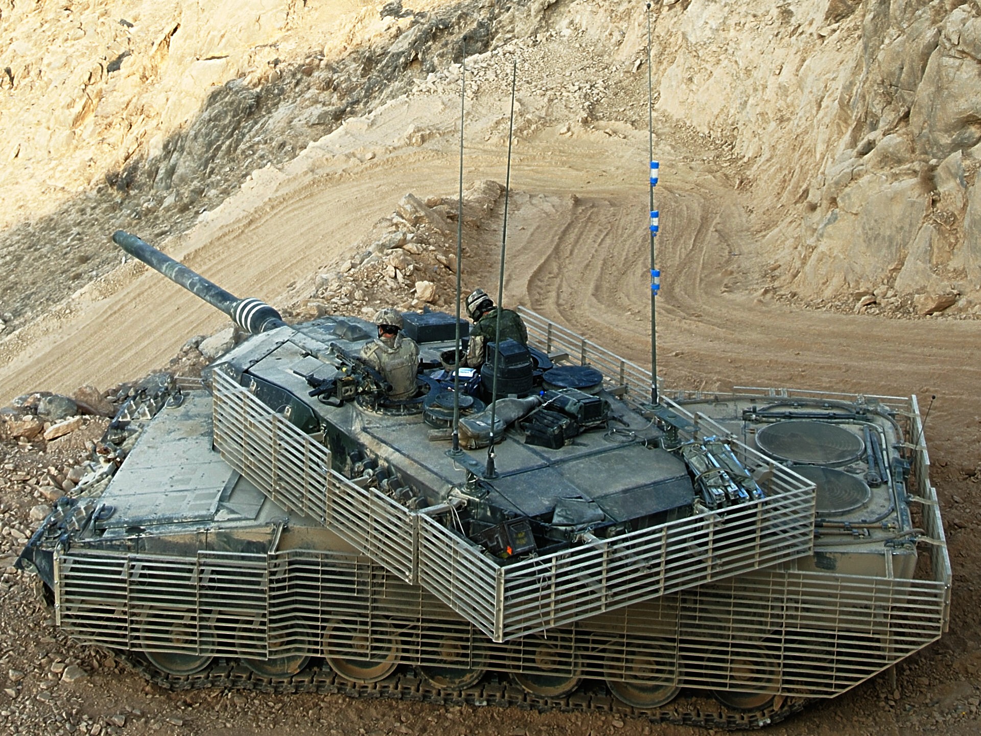 http://www.inetres.com/gp/military/cv/tank/Leopard2/Leopard2A6M_Canada_02.jpg